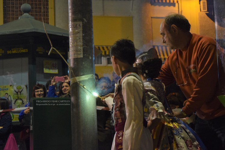 DSC_0213 kids lighting the falla